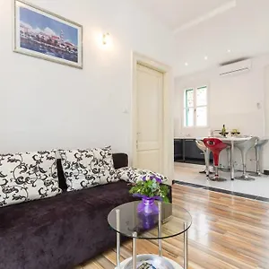 Old Town With Private Indoor Garage Parking , Split Croatie
